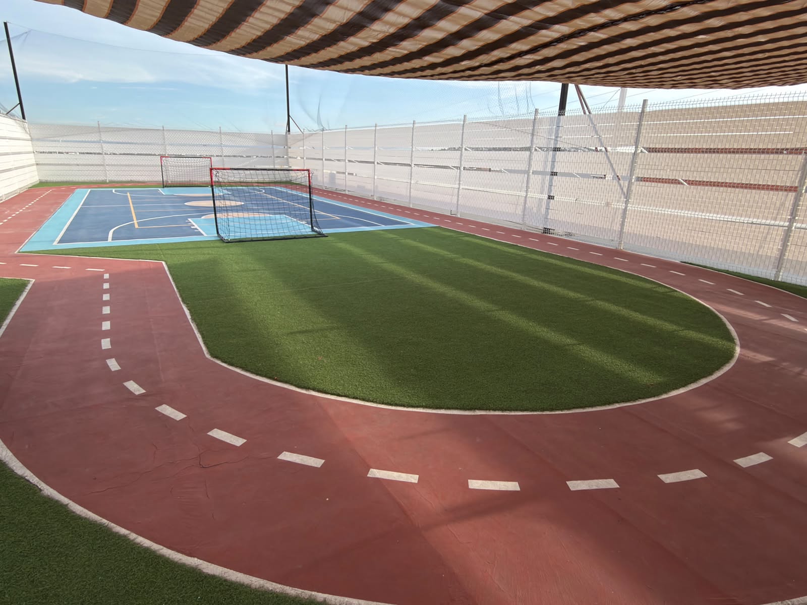 Cancha y área deportiva de Colegio Timber